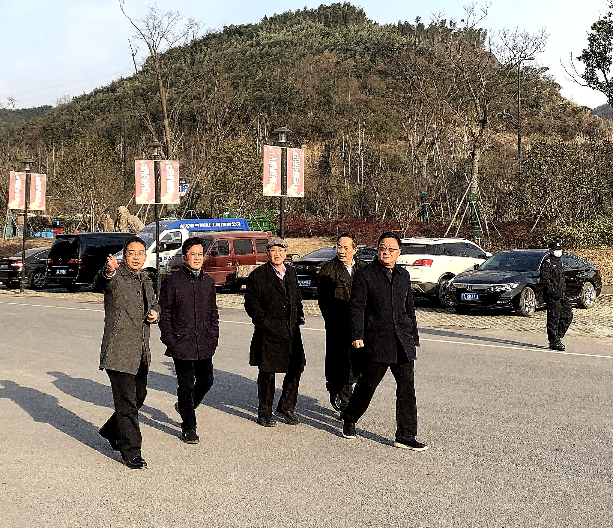 拳拳之心  殷殷之情  老領(lǐng)導(dǎo)們參觀考察建華長(zhǎng)城機(jī)電市場(chǎng)