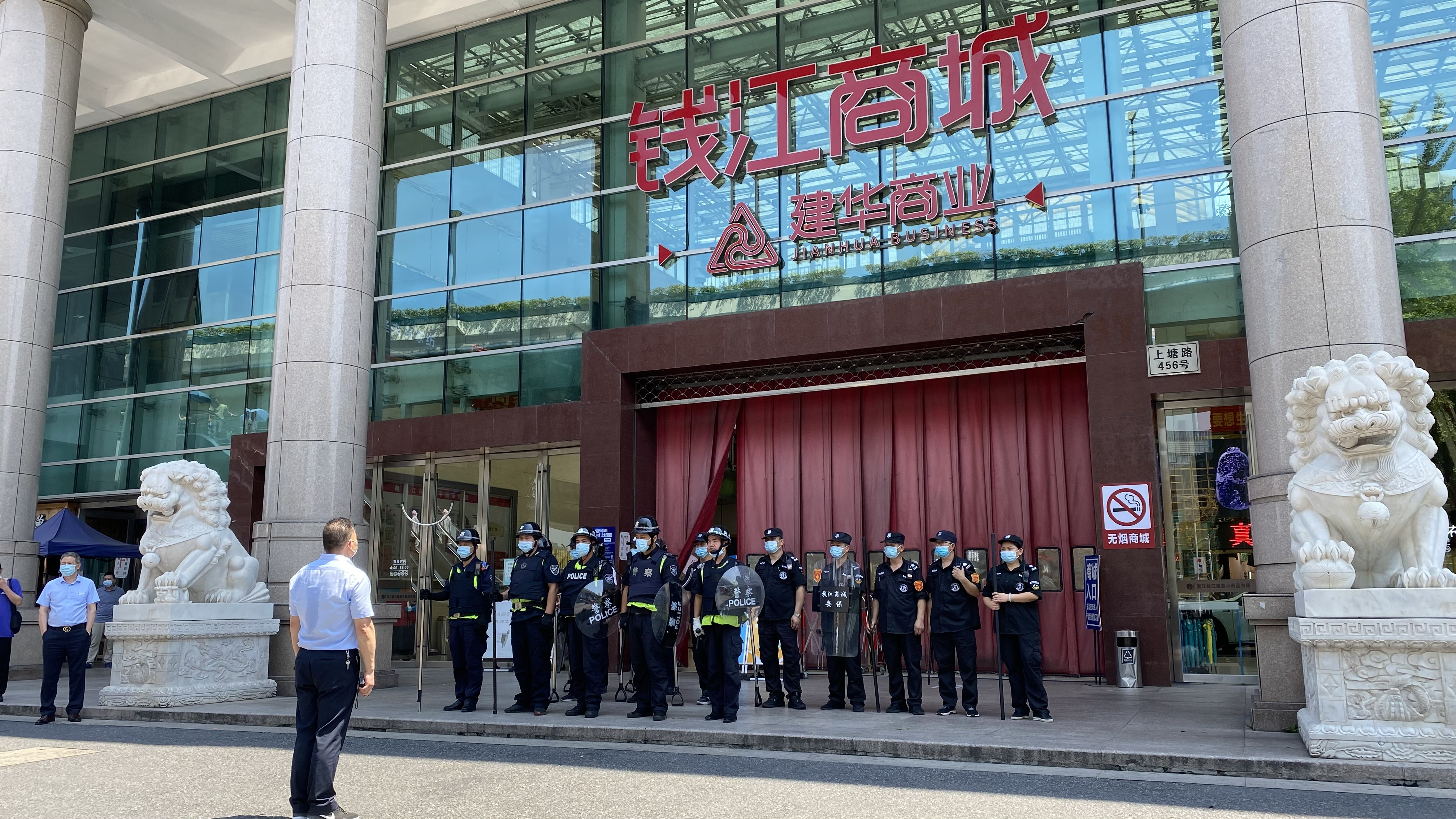 錢江商城聯合大關派出所和水晶城 開展反恐防暴演練