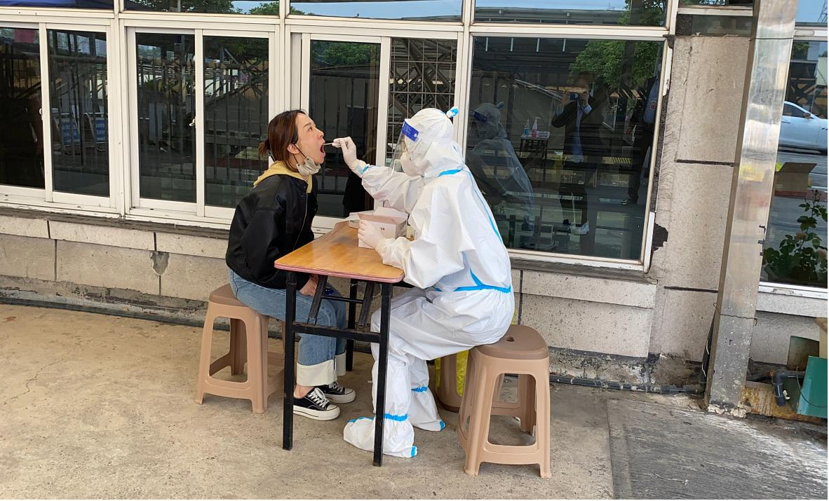 錢江商城就可做核酸檢測 便民服務點讓經(jīng)營戶省時省事