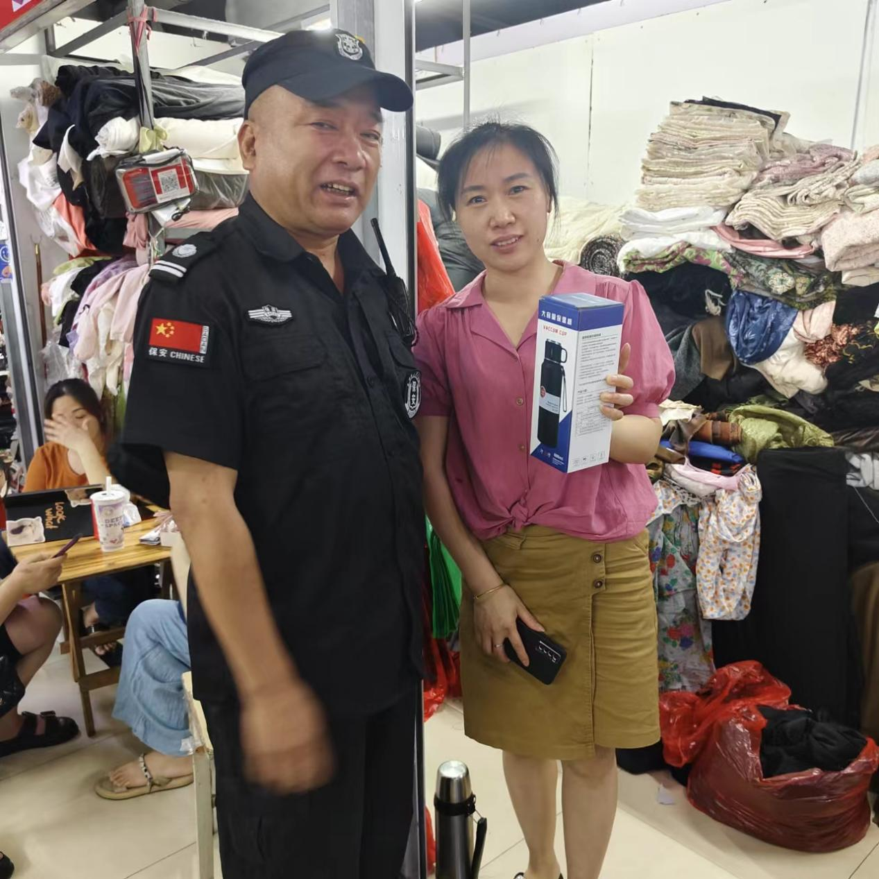 化險為夷！熱心商戶見義勇為，危急情況扶梯救人