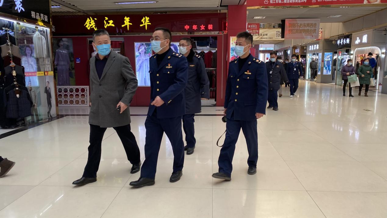 拱墅區(qū)市場(chǎng)監(jiān)管局趙斌局長(zhǎng)蒞臨錢江商城開展進(jìn)口商品疫情防控指導(dǎo)工作
