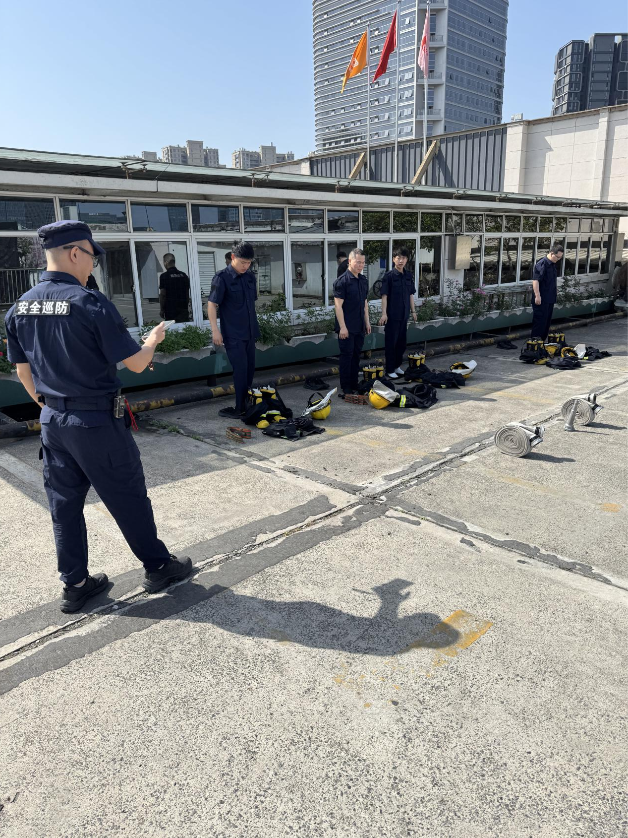 以練筑防——錢江商城安全員開展出水技能訓練