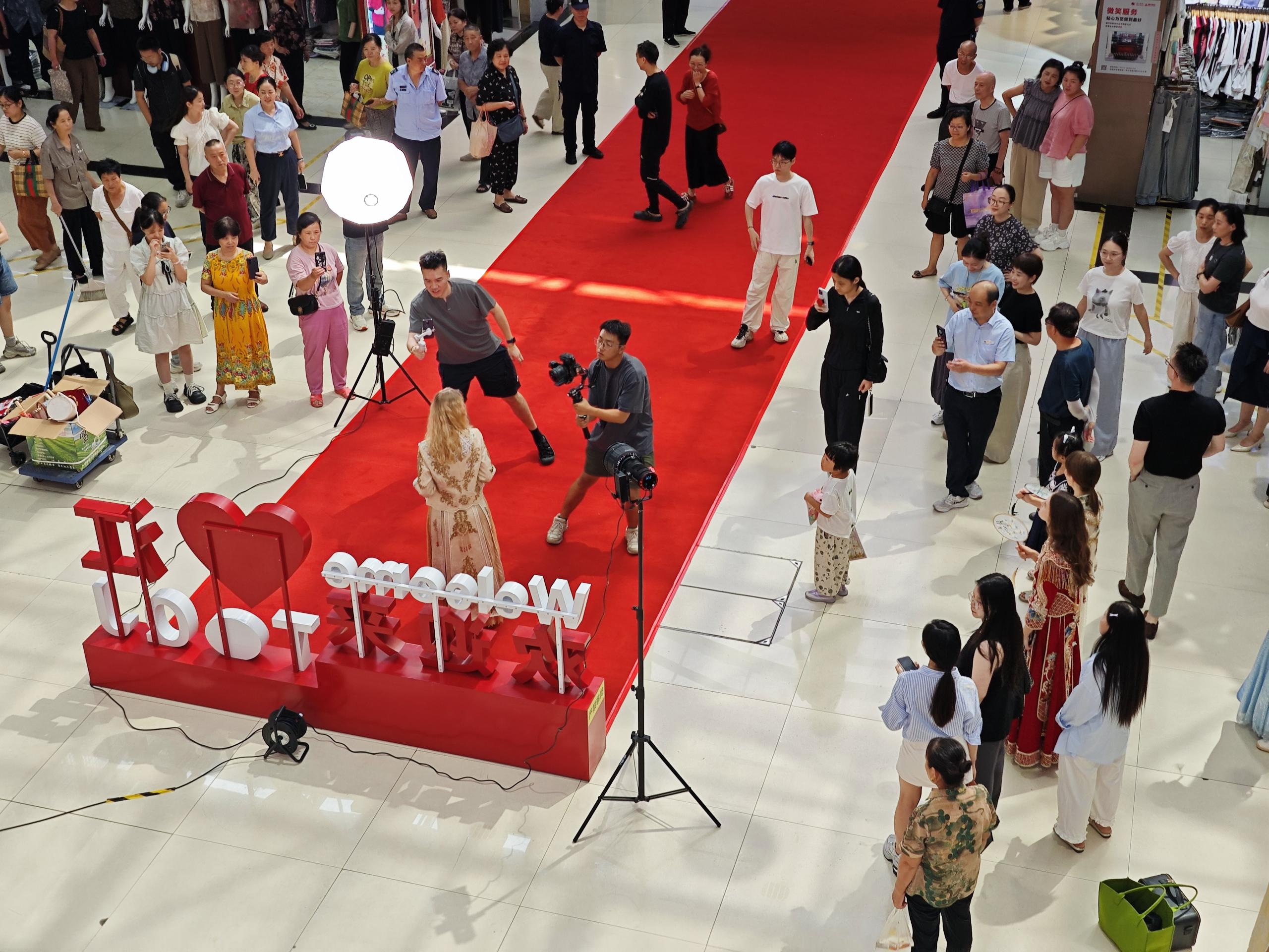 錢江商城舉辦時尚走秀,多元商品魅力盡顯
