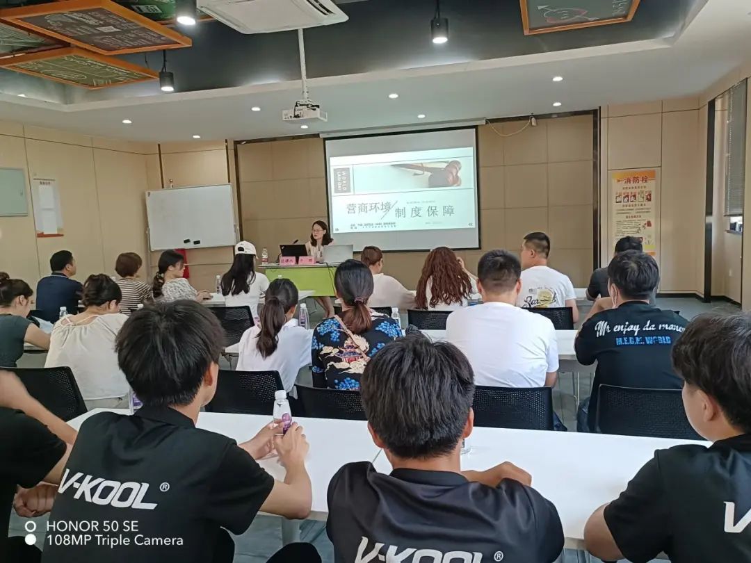 廬陽(yáng)建華文創(chuàng)園開展《營(yíng)商環(huán)境保障制度》宣講會(huì)