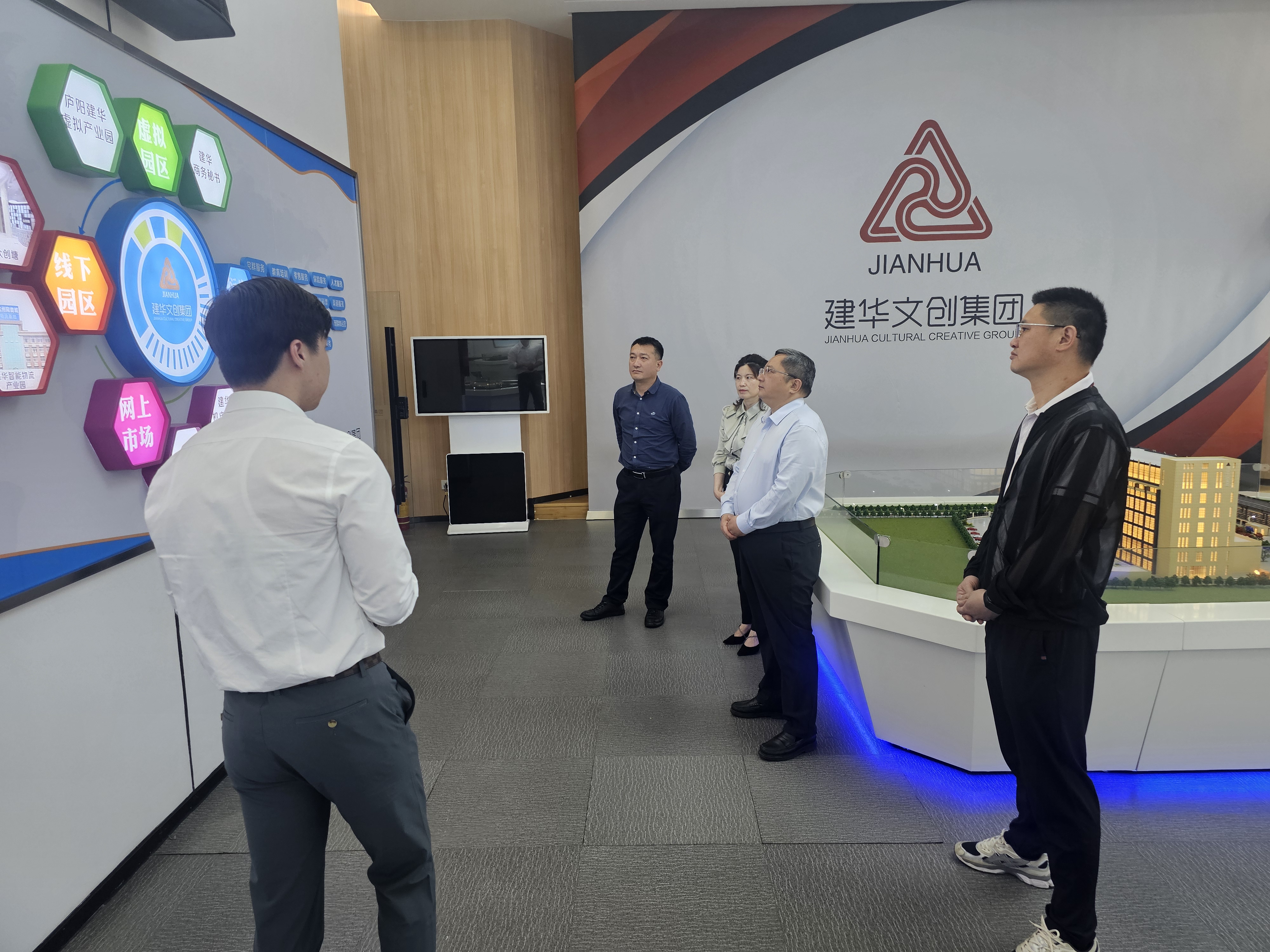 貴溪市人民政府市長、經開區書記潘磊一行蒞臨建華文創集團考察調研