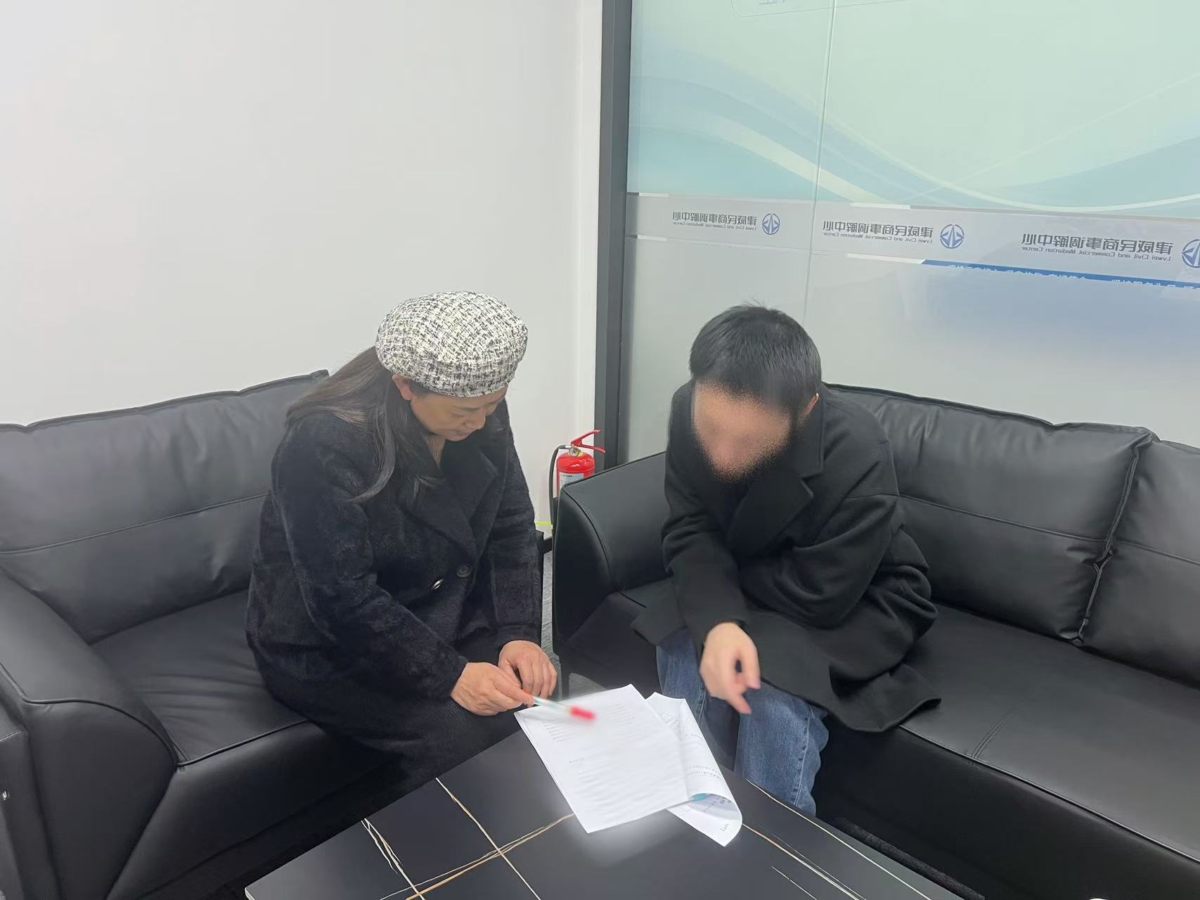 鄰里同窗債，“背靠背”調(diào)解顯溫情