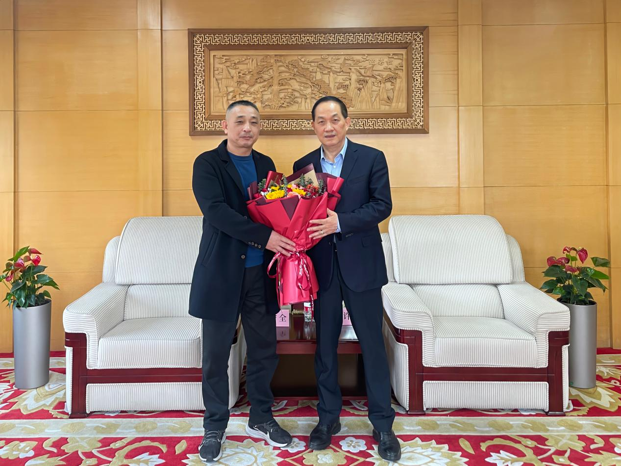 王守全主任慰問省級(jí)勞模許榮根——區(qū)總工會(huì)領(lǐng)導(dǎo)赴浙江建華集團(tuán)開展新春走訪慰問活動(dòng)