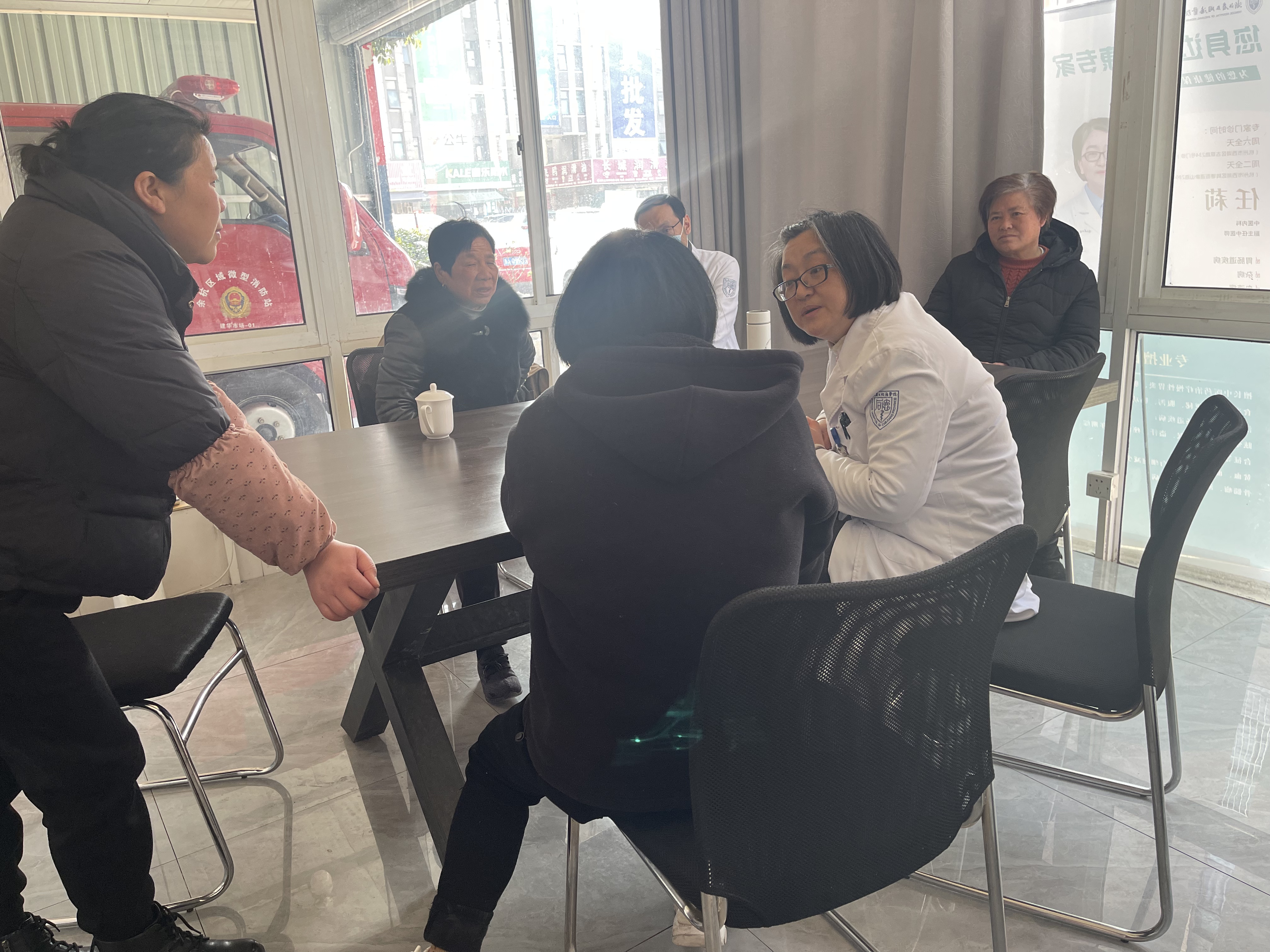   健康關愛 溫暖商戶——市場邀請省立同德醫院專家團隊進市場開展義診活動 