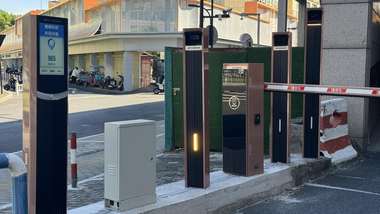 錢江商城道閘系統(tǒng)升級穩(wěn)步推進(jìn)中