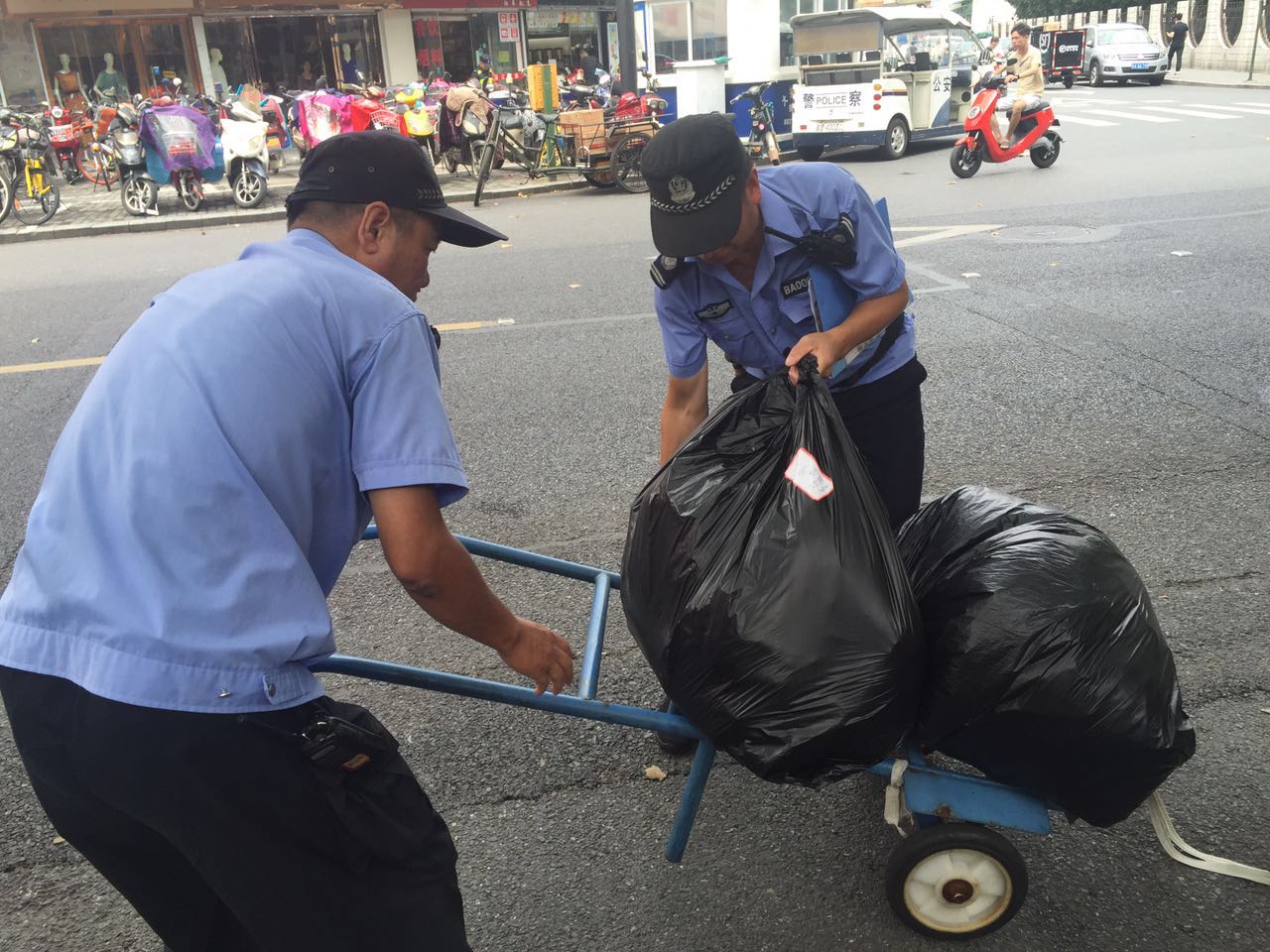 上塘街道總工會向錢江市場一線職工送清涼 (2).jpg 上塘街道總工會向錢江市場一線職工送清涼 (2).jpg