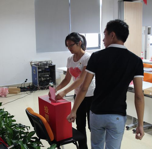 黨員投票選舉園區(qū)領(lǐng)導(dǎo)班子.jpg 黨員投票選舉園區(qū)領(lǐng)導(dǎo)班子.jpg