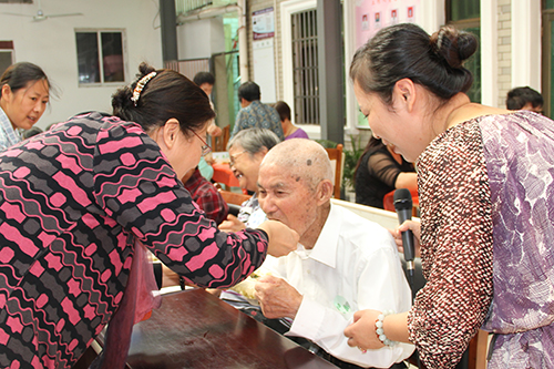 建華文創(chuàng)園黨支部團(tuán)委走訪慰問七古登社區(qū)老人 (5).jpg 建華文創(chuàng)園黨支部團(tuán)委走訪慰問七古登社區(qū)老人 (5).jpg