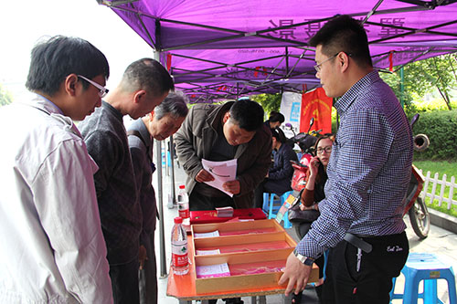 建華文創園黨團代表參加“網淘”志愿者活動 (3).jpg 建華文創園黨團代表參加“網淘”志愿者活動 (3).jpg